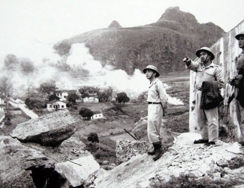 Đại tướng Võ Nguyên Giáp thị sát thị xã Cao Bằng vừa được giải phóng (1950).
